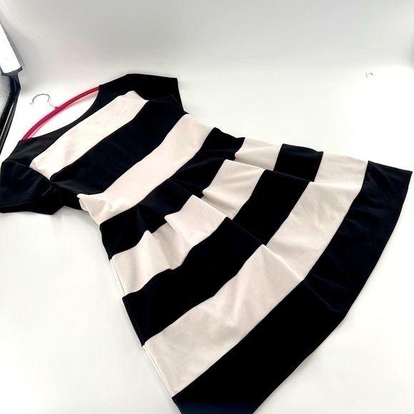 B. Darlin Black and White Stripe Dress Junior size 13/14 Woman’s size L - Picture 6 of 12